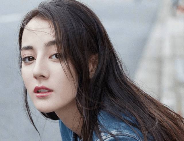 迪丽热巴发最新视频动态，助理一旁吃东西，自己偷偷咽口水