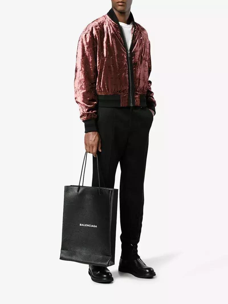 别说,纸质包还真有点帅