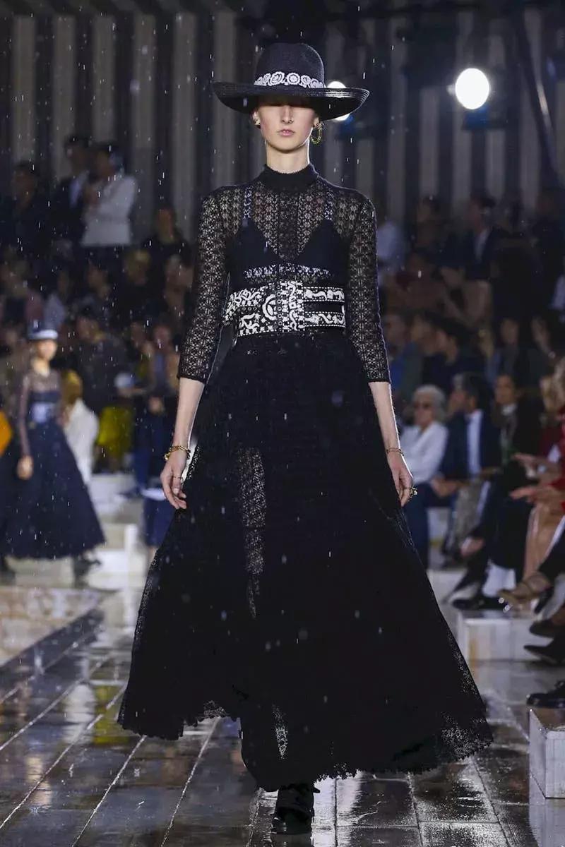 杨采钰迪奥马鞍包,杨采钰出席活动红裙惊艳十足