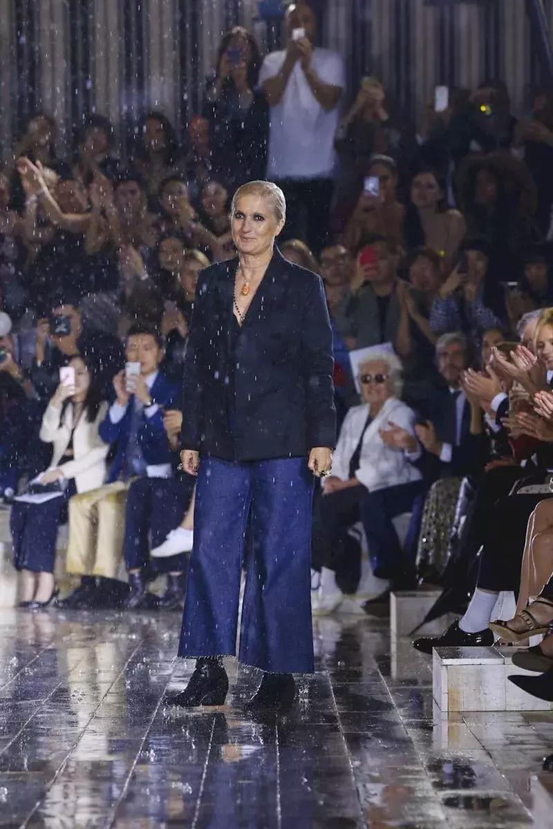 杨采钰迪奥马鞍包,杨采钰出席活动红裙惊艳十足