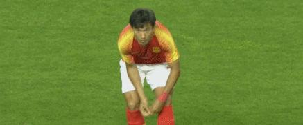 国足队员袜子藏项链出场后偷偷戴上引争议！球迷呼吁将其开除！