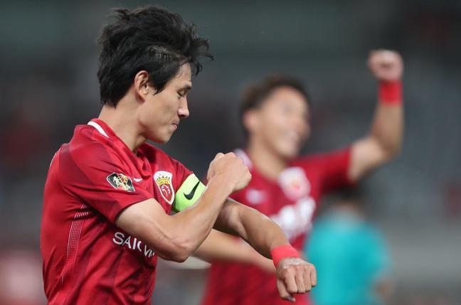 国足戴项链的球员,国足队员上场戴项链