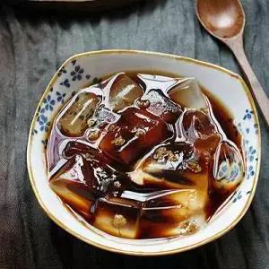 烧仙草有黑色的东西是龟苓膏吗,烧仙草是什么和龟苓膏有区别吗