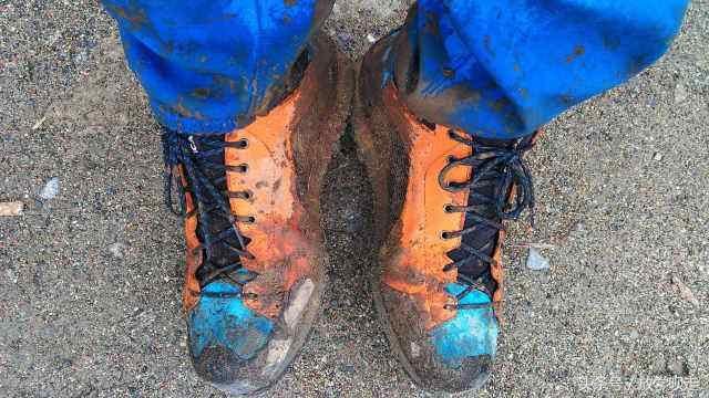 下雨天鞋子前面总是进水,下雨天鞋子进水了脚发白了