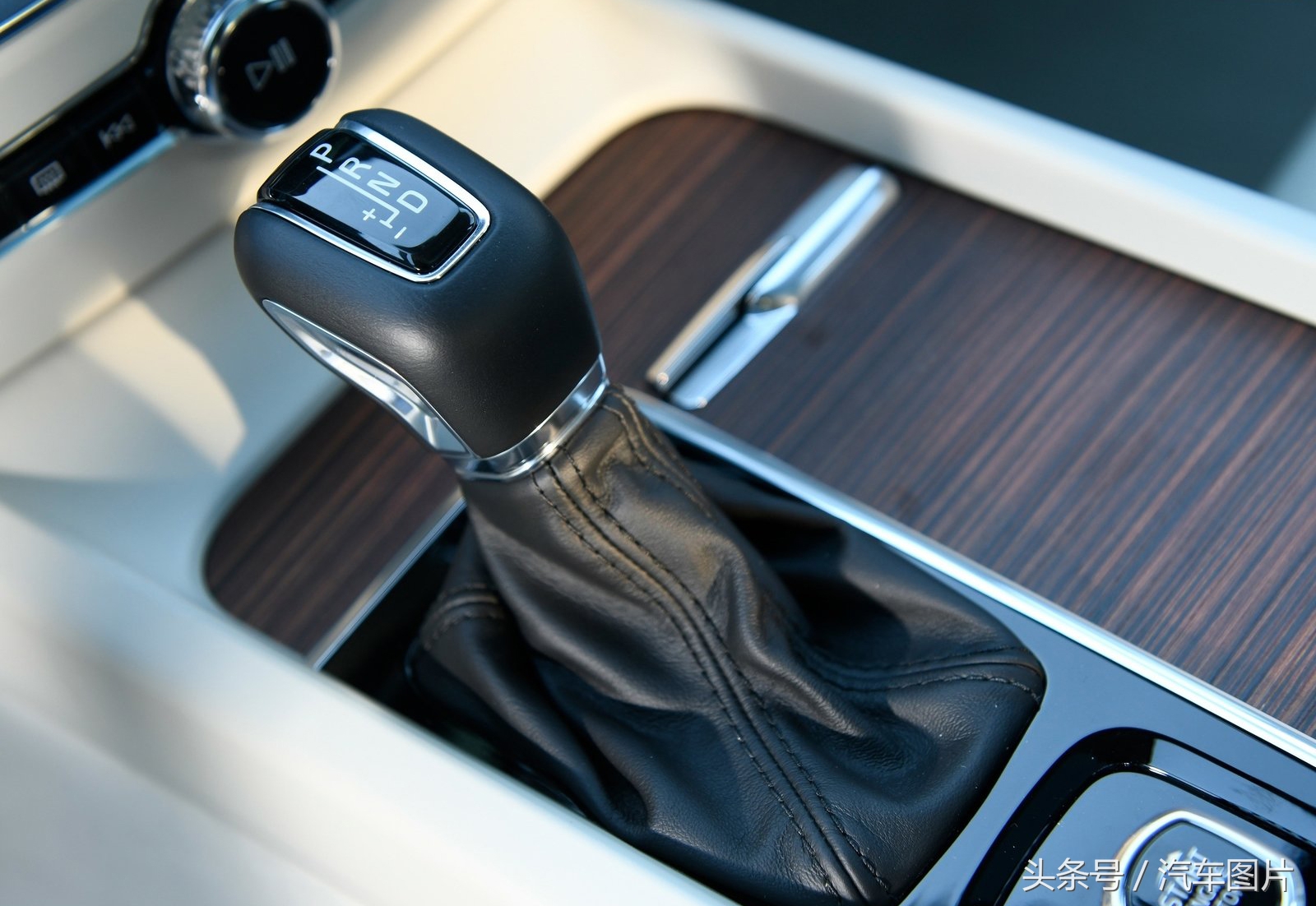 沃尔沃旅行车v60落地价,沃尔沃v60二手值得买吗