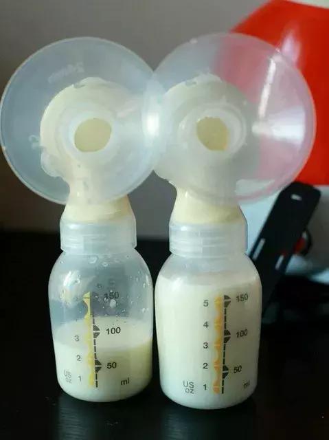 新手妈妈喂奶的正确姿势是这样的