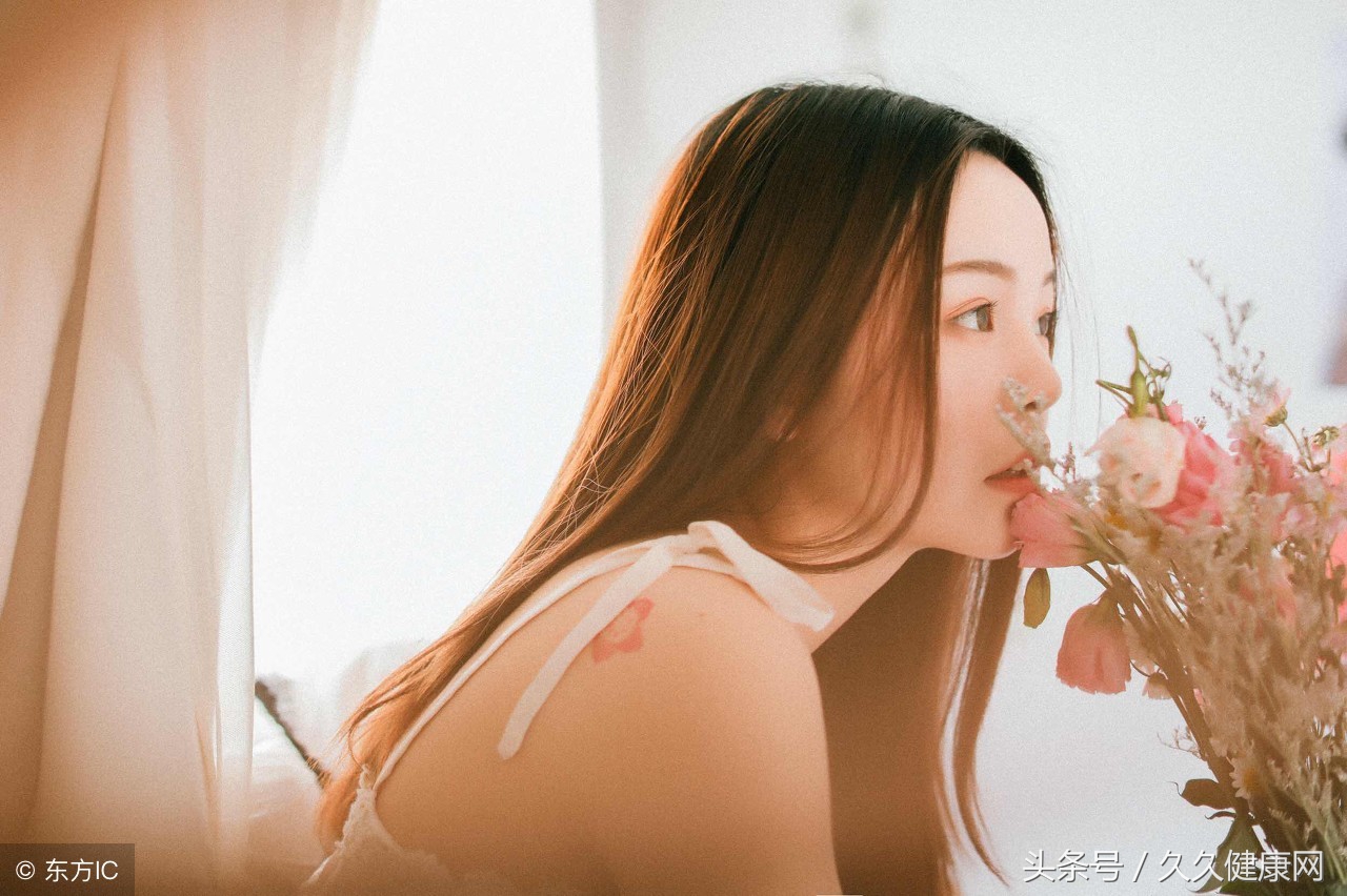 「两性」20多岁乳头是什么颜色，女人乳头颜色深是男人多么？