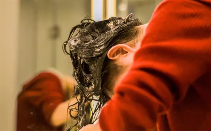 他找来浙大团队,用茶研发洗护用品,成了日本人都在代购的新国货