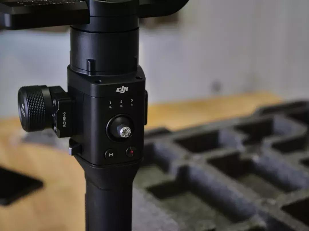 大疆如影s稳定器装箱,大疆如影s相机稳定器竖屏安装