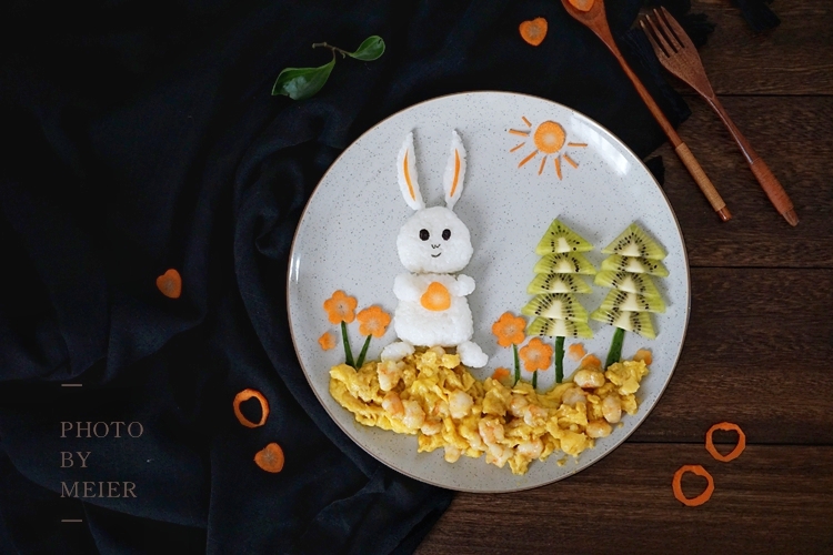 六一儿童节，陪孩子做一个卡通饭团，这是孩子最好的礼物和回忆