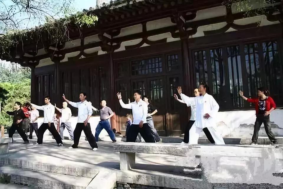 打拳腰胯是同时转吗,为什么打拳要腰胯发力