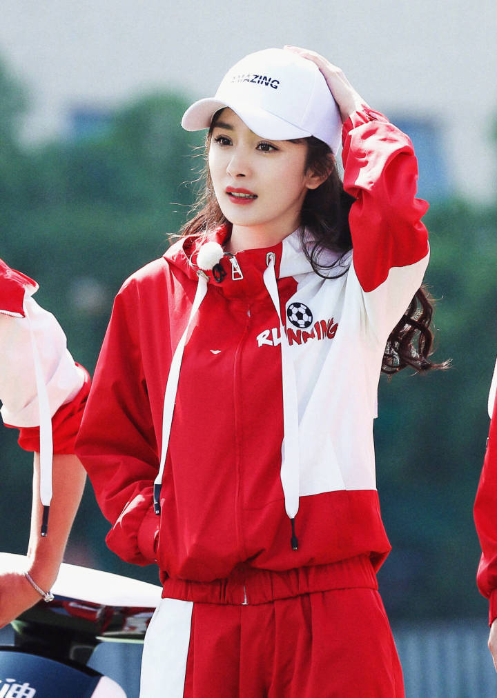 杨幂上跑男,杨幂录制节目踢足球