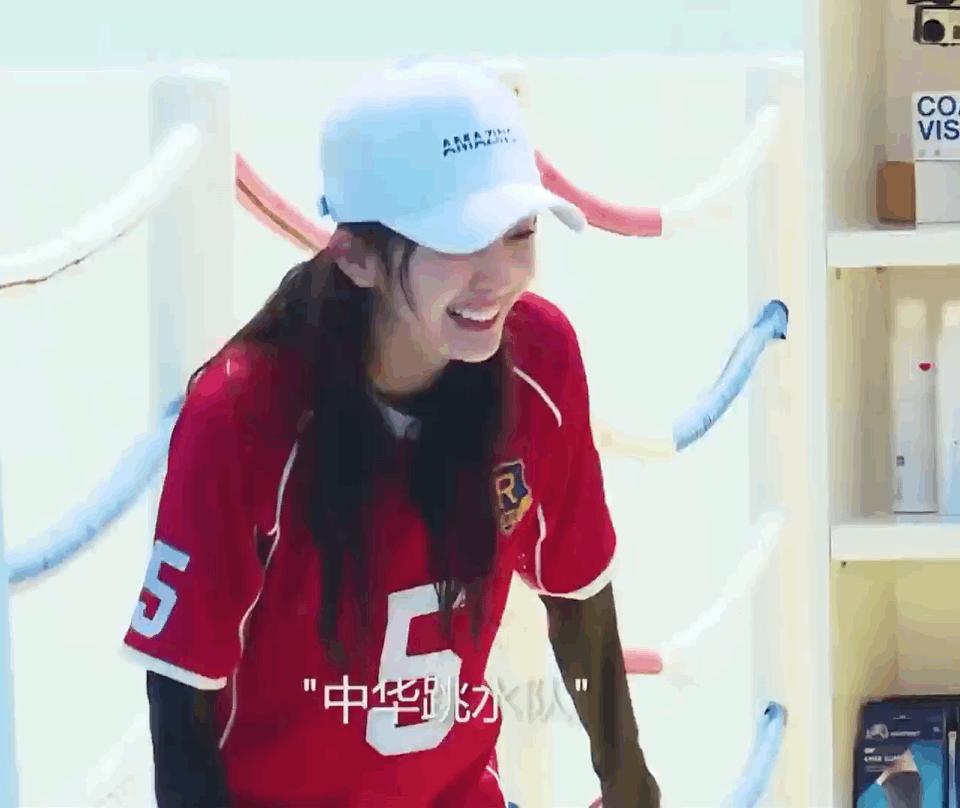 杨幂奔跑吧踢足球是哪一期,杨幂参加跑男踢足球运动范儿满满