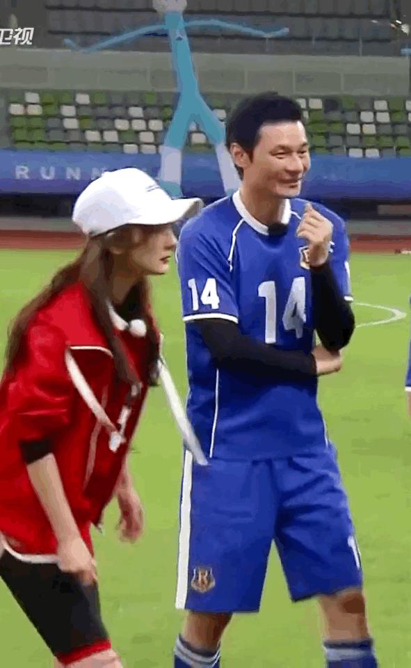 杨幂上跑男踢足球完爆对手！网友：没错，是我大幂，期待今晚跑男