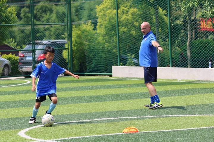 c罗年轻时教青训,c罗青训