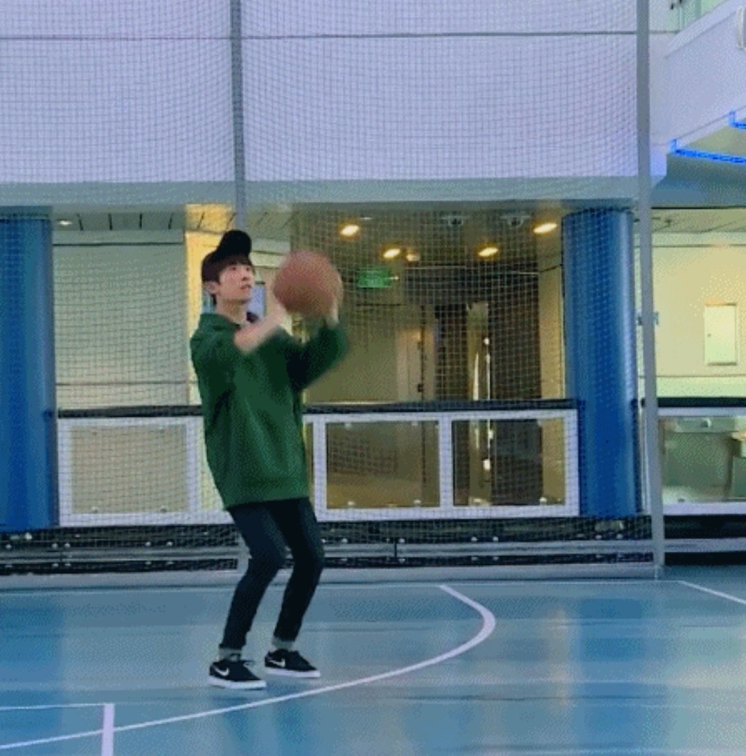 易烊千玺滑滑板的视频,易烊千玺图片静态日常