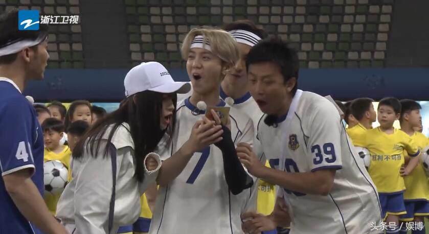 鹿晗踢足球名场面,鹿晗跟杨幂霸气出场