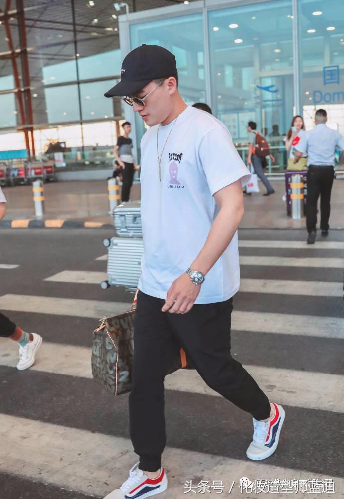 王俊凯和丁海寅,丁海寅橙色长袖机场