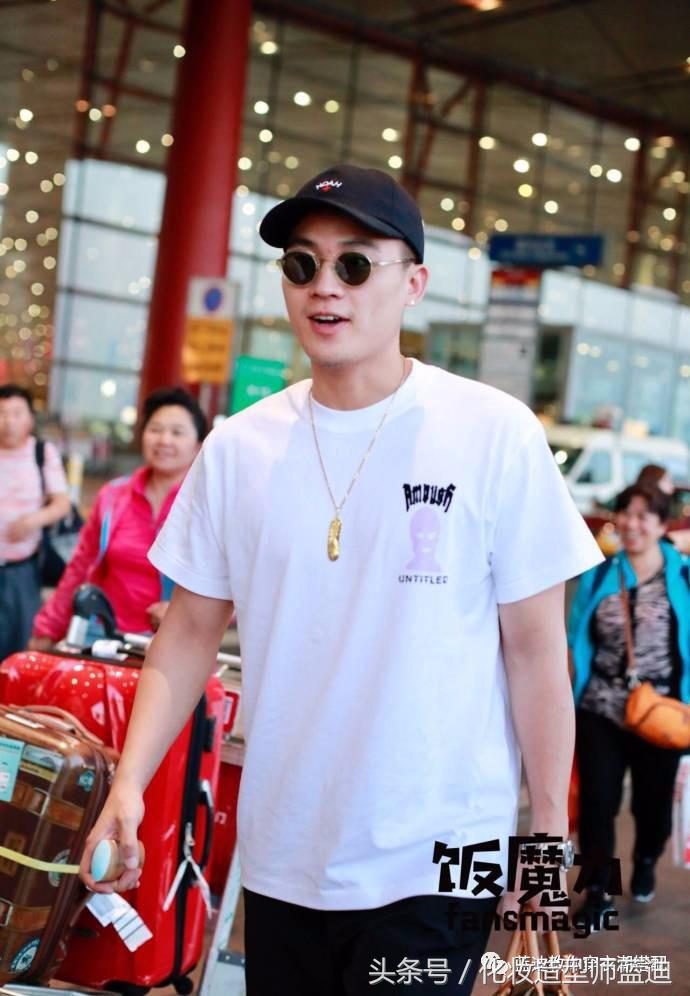 王俊凯和丁海寅,丁海寅橙色长袖机场