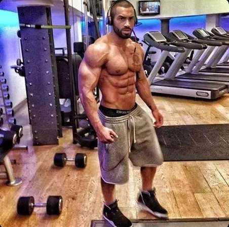 健身肌肉男手臂青筋,健身肌肉男腹肌涌动