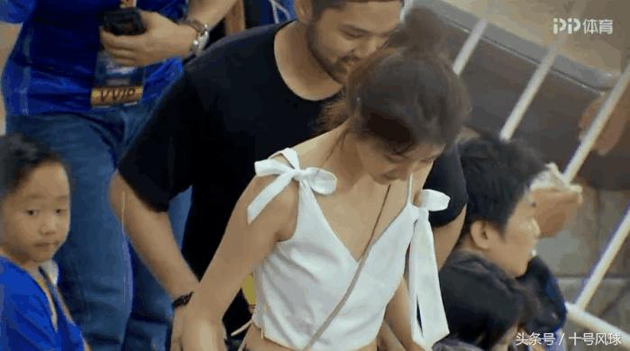 国足对阵泰国女球迷,国足泰国观众席