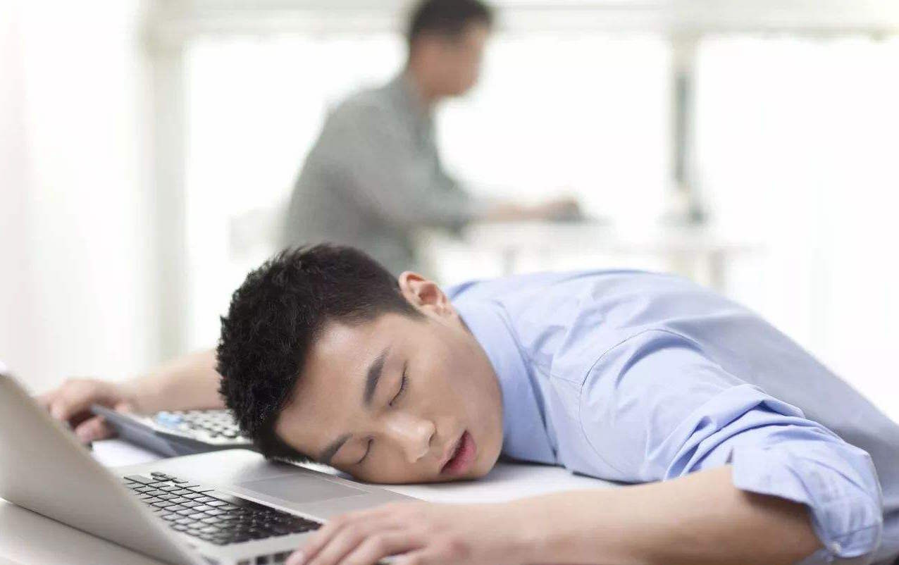 趴着午休后腰酸背痛该如何缓解？