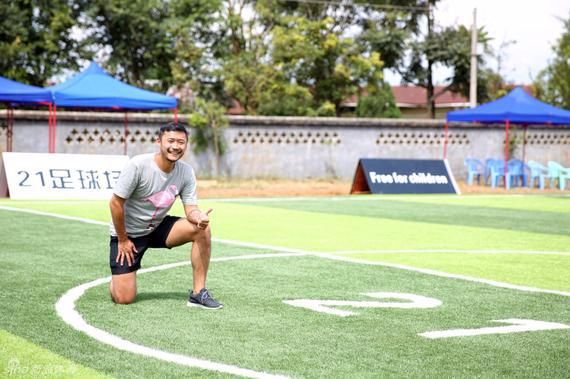 震撼！快40岁了，他依旧在欧洲踢球拿冠军，赚的钱拿回来做公益