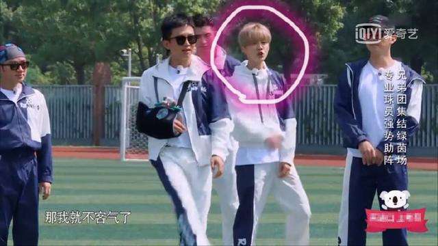 邓超和鹿晗打起来哪个最厉害,邓超踢球鹿晗