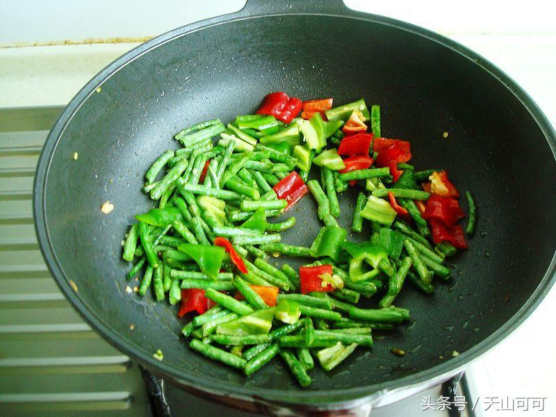 炒豇豆的时候特别炸怎么办,炒豇豆如何不硌牙