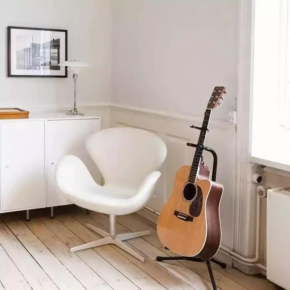 坐着六十年代椅子,小时候的椅子好怀旧