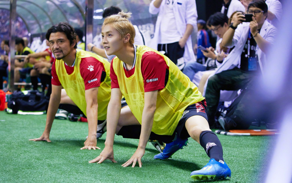 关晓彤鹿晗微博公布恋情照,关晓彤鹿晗范志毅踢球