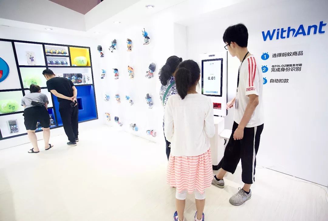 杭州人对未来的好奇心彻底爆发！10多万人在江边“看到了未来”！