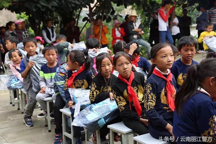 丽江公安走进宁蒗拉伯乡与小朋友们共度六一