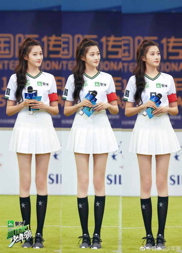 纤细长腿关晓彤图片,关晓彤出场大秀自己的长腿