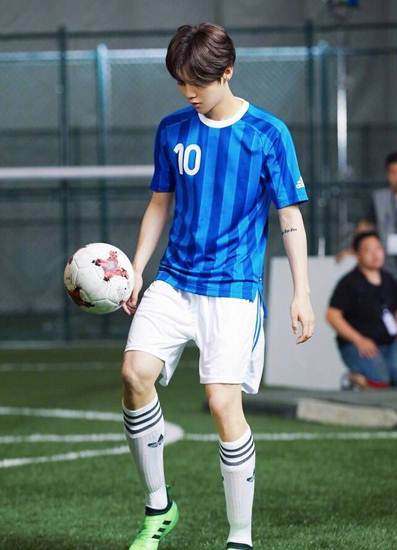 鹿晗足球名人赛完整版,鹿晗明星足球赛视频