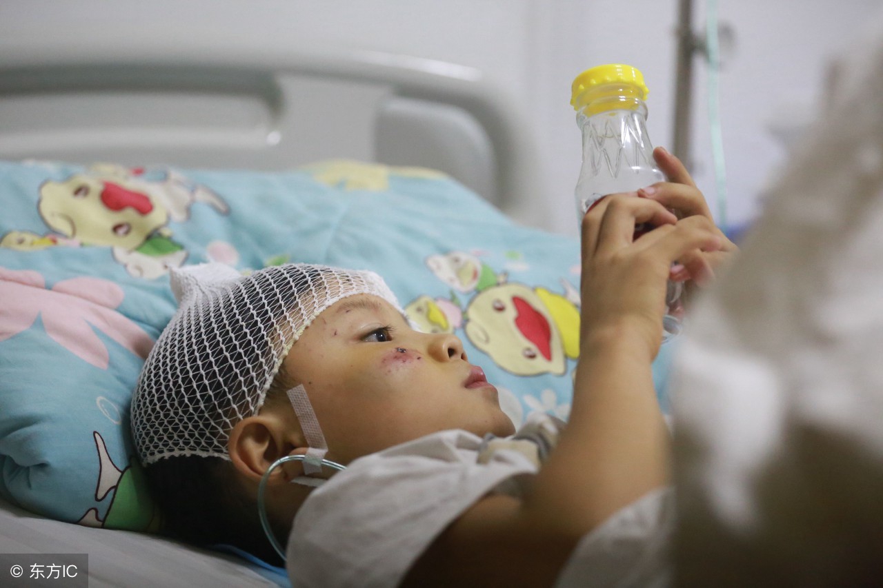 3岁女童被同学划破脸，幼儿园的做法，宝妈选择报警