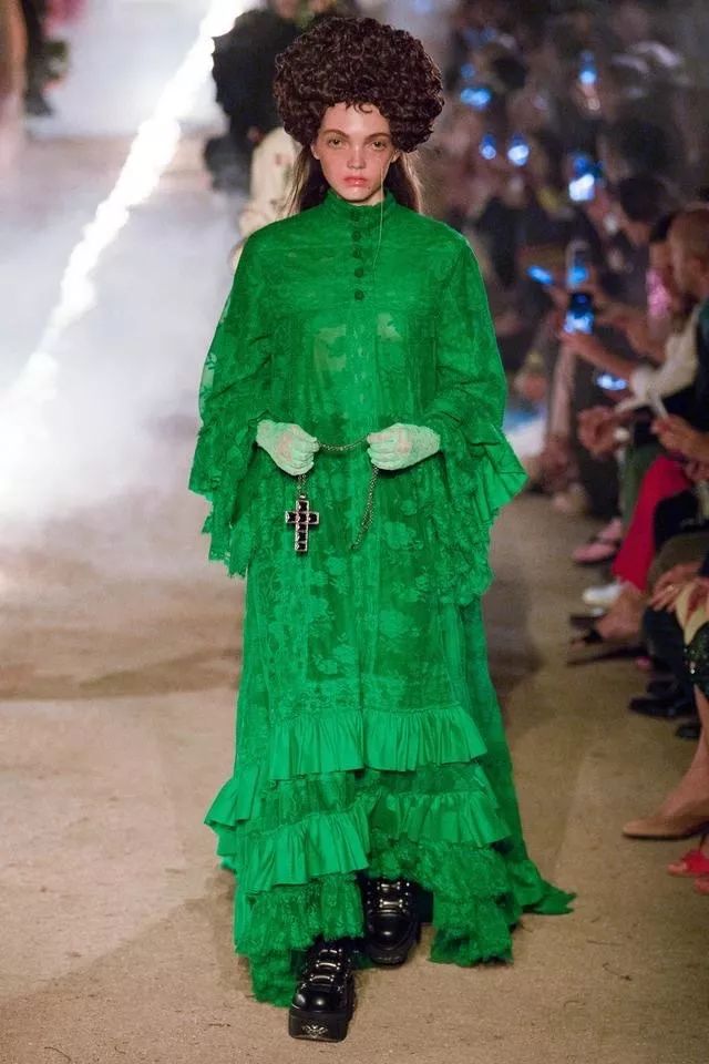 在“鬼”火重重的墓地看秀，是GUCCI给了你勇气