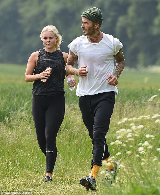 贝克汉姆日本之行,贝克汉姆骑摩托车戴头盔