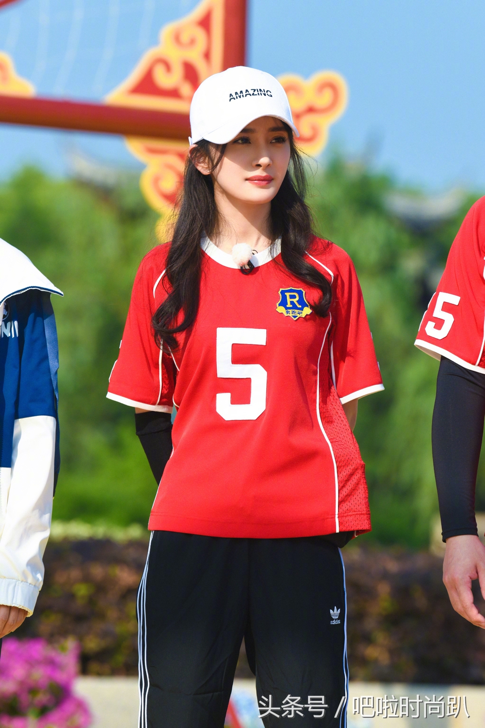 关晓彤踢足球变身美艳足球宝贝,杨幂baby穿成足球宝贝