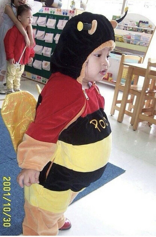 欧阳娜娜童年私照曝光,简直水蜜桃精转世,全身名牌这鞋太讲究了