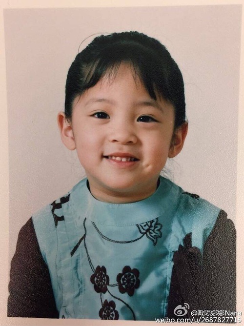 欧阳娜娜童年私照曝光,简直水蜜桃精转世,全身名牌这鞋太讲究了