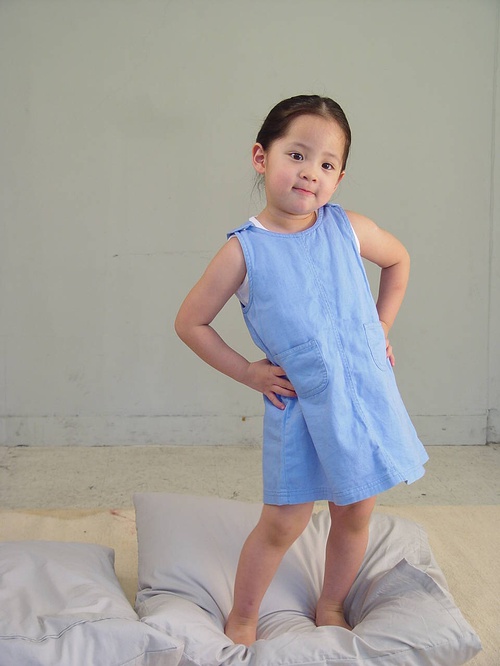 欧阳娜娜童年私照曝光,简直水蜜桃精转世,全身名牌这鞋太讲究了