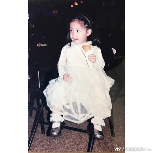 欧阳娜娜童年私照曝光,简直水蜜桃精转世,全身名牌这鞋太讲究了