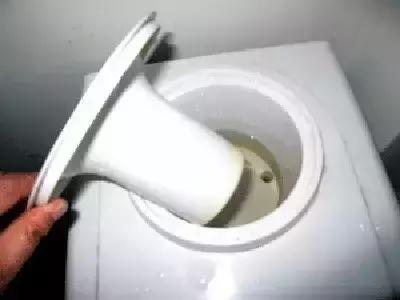 饮水机用的时间长了有脏东西,饮水机一打开就很多小蟑螂