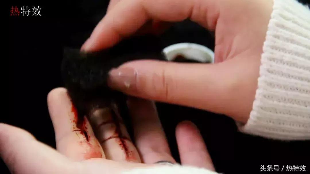 化这个妆自拍代价有点大,你想不想试试,手指肚划伤教程