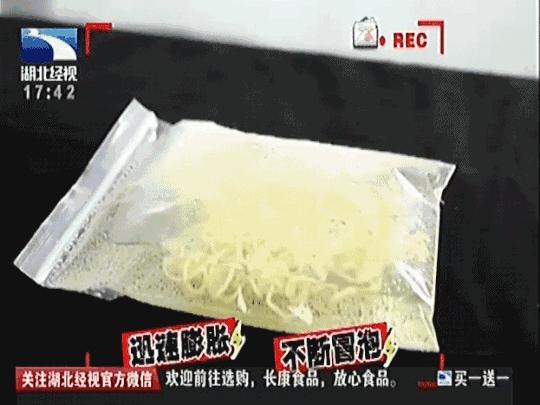 吃泡面时喝了点饮料竟险些送命,小伙吃火锅差点把命送了