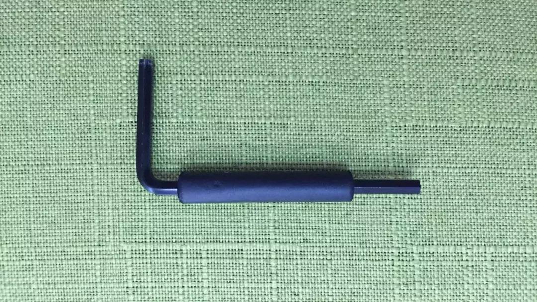 吉他的每根弦距的高度一样吗,38寸和41寸吉他弦距一样吗