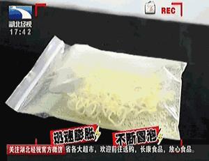 吃泡面时喝了点饮料竟险些送命,吃泡面被吓到了