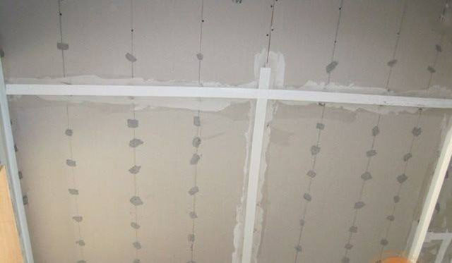 石膏板吊顶怎样保证不开裂不变形,吊顶转角石膏板7字角为什么开裂