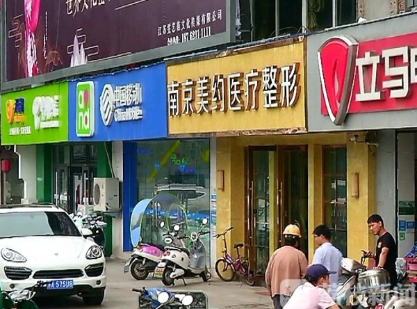 女子隆鼻后假体竟破鼻而出,隆鼻后鼻尖破了一洞